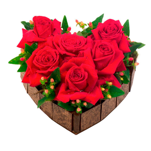 Coração de madeira com 06 rosas impordadas 